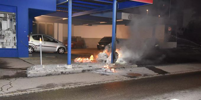 Altpapier in Brand gesteckt. Oberuzwil SG