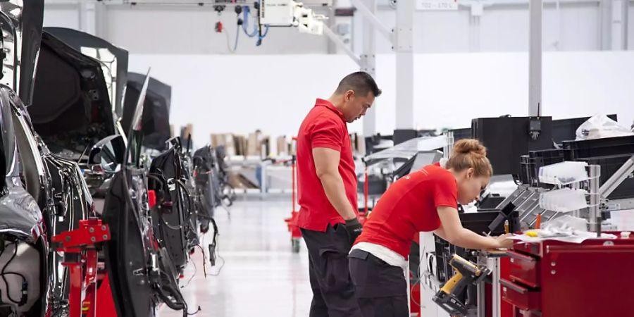 Der US-Bundesstaat Kalifornien verbietet ab 2035 Autos mit Verbrennungsmotor. Im Bild die Produktion von Tesla-Elektroautos im kalifornischen Fremont. (Archivbild)