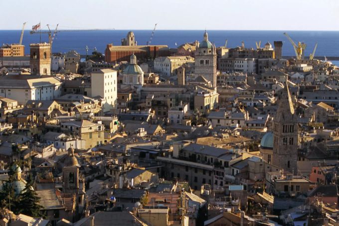 Blick auf Genua, Hauptstasdt der Region Ligurien. Wer in die Küstenregion reist, könnte schon bald nach der Rückkehr in Quarantäne müssen. Coronavirus Ligurien Italien Quarantäne
