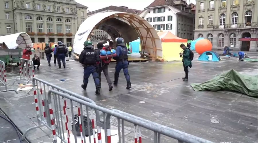 Die Aktivisten werden vom Platz gewiesen, anschliessend nimmt die Polizei ihre Personalien auf.