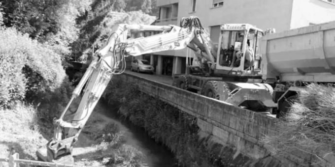 Im Mai dieses Jahres wurden Verlandungen aus dem Dorfbach entfernt. Dies waren ordentliche Unterhaltsarbeiten, welche jeweils losgelöst vom zu planenden Hochwasserschutzprojekt erfolgen.