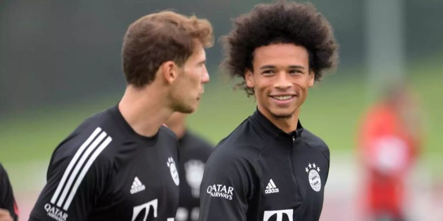 Leroy Sané (r) wird beim FC Bayern sein Bundesliga-Comeback feiern. Foto: Tobias Hase/dpa