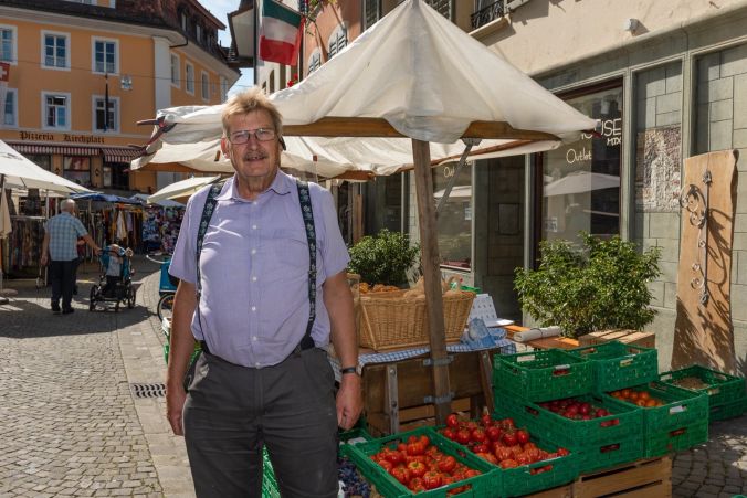 Beat Leuenberger aus Brittnau hat auch Äpfel, Rüebli, Tomaten und Speckbrötli im Angebot.