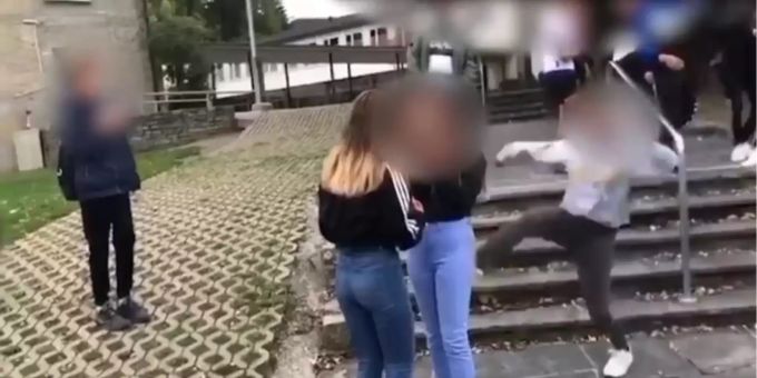 Eine Mädchengang mobbt ein Mädchen auf einem Pausenhof in Menziken AG. Mädchengang Menziken AG