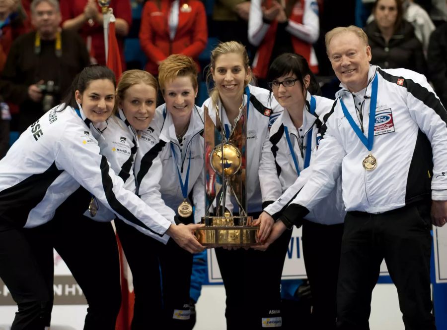 WM-Gold 2014 - Binia Feltscher, Irene Schori, Franziska Kaufman, Christine Urech, Carole Howald mit Coach Al Moore.