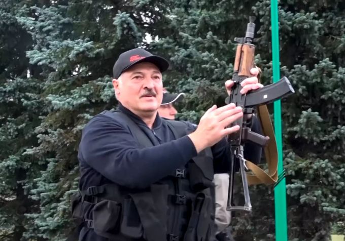 Dieses Standbild, das aus einem von der staatlichen Fernseh- und Rundfunkgesellschaft von Belarus zur Verfügung gestellten Video erstellt wurde, zeigt Alexander Lukaschenko, Präsident in Belarus, der ein Sturmgewehr Modell Kalaschnikow in den Händen hält. Lukaschenko Belarus