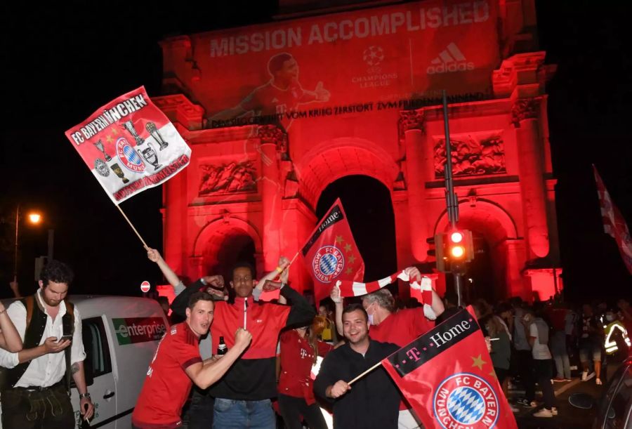 Fans des FC Bayern München feiern in der Stadt den CL-Sieg ihres Teams.