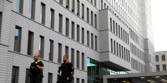 Polizisten bewachen den Eingang zur Charité Polizisten bewachen den Eingang zur Charité