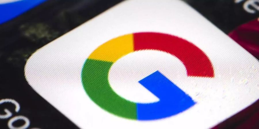 Das Google-Logo auf einem Smartphone. Foto: Matt Rourke/dpa