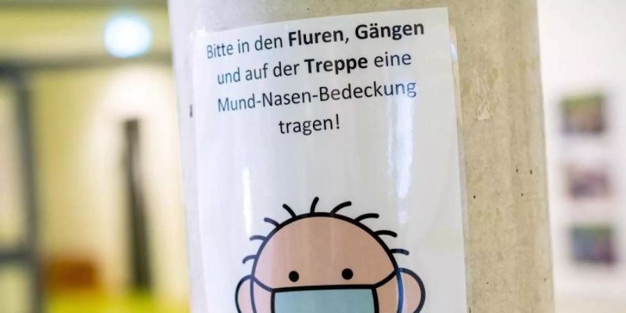 In Niedersachsen gibt es zum Schulstart keine generelle Maskenpflicht im Unterricht. Um das Tragen einer Maske im Schulgebäude kommen Schüler aber hier nicht herum. Foto: Moritz Frankenberg/dpa