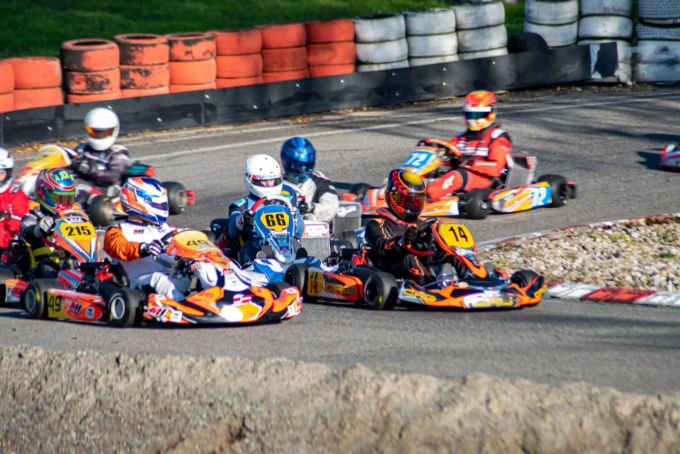 Die 70 Teilnehmer starteten am Winter-Cup in Wohlen. Winter-Cup Kart-Bahn Wohlen