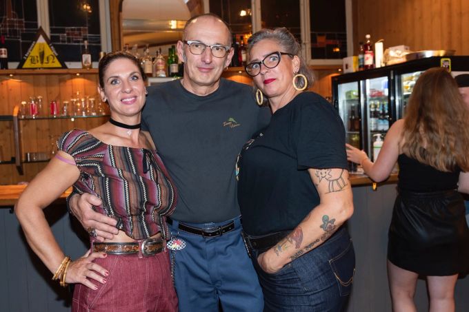 Emil genisst's, er besucht das Konzert mit Corine Girod (l) und seiner Bixi.