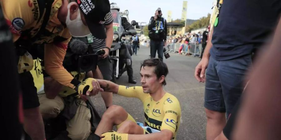 Fassunngslos: Einen Tag vor Tour-Ende musste Primoz Roglic sein Gelbes Trikot des Gesamtführenden wieder ausziehen. Foto: Christophe Petit-Tesson/POOL EPA/AP/dpa