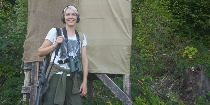 Ausgerüstet für die Jagd: Rahel Frey (30) aus Densbüren bei einem ihrer Hochsitze. Rahel Frey, Jagd Densbüren
