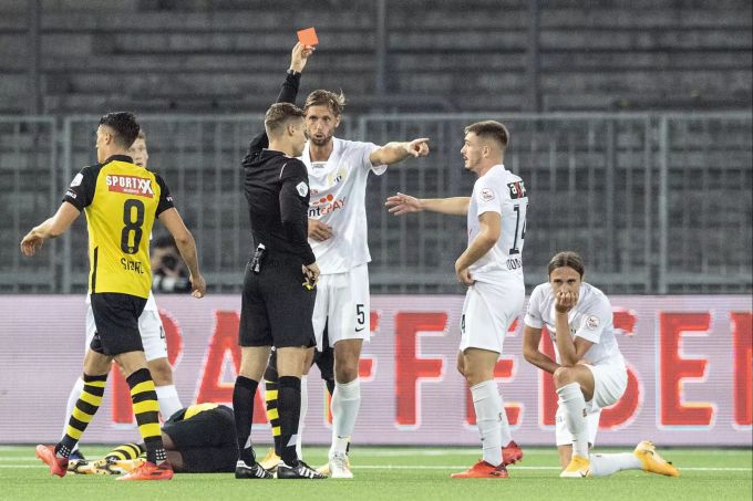 Schiedsrichter Urs Schnyder zeigt Hekuran Kryeziu (FCZ, rechts) im Spiel gegen YB die rote Karte. YB FCZ Super League