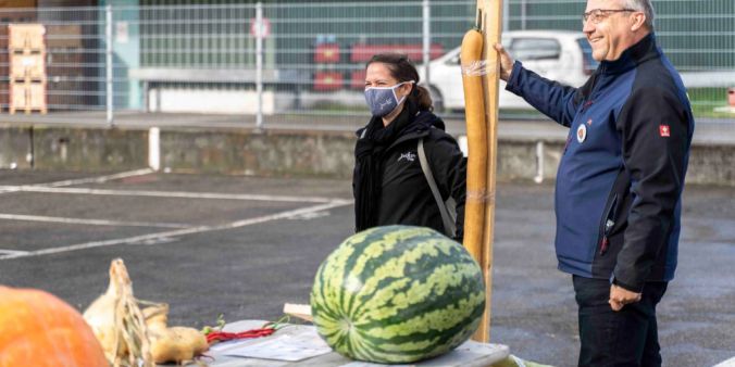 Stolze Kürbisbauern: Kürbiswiegen auf der Jucker Farm.