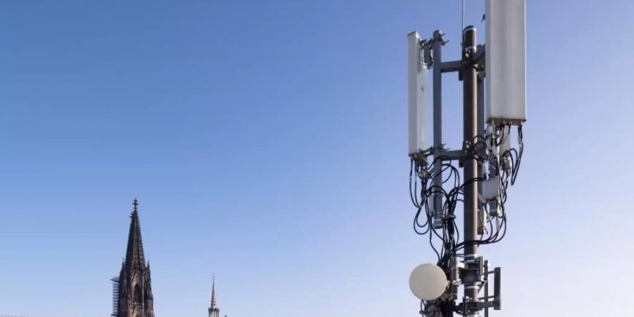 Eine neue 5G-Antenne von O2 (Telefonica) in Köln. Gut 15 Monate nach der Versteigerung der 5G-Funkfrequenzen in Deutschland steigt auch der Mobilfunkprovider Telefonica mit seiner Marke O2 in die fünfte Mobilfunkgeneration ein. Foto: Henning Koepke/Telefonica/dpa