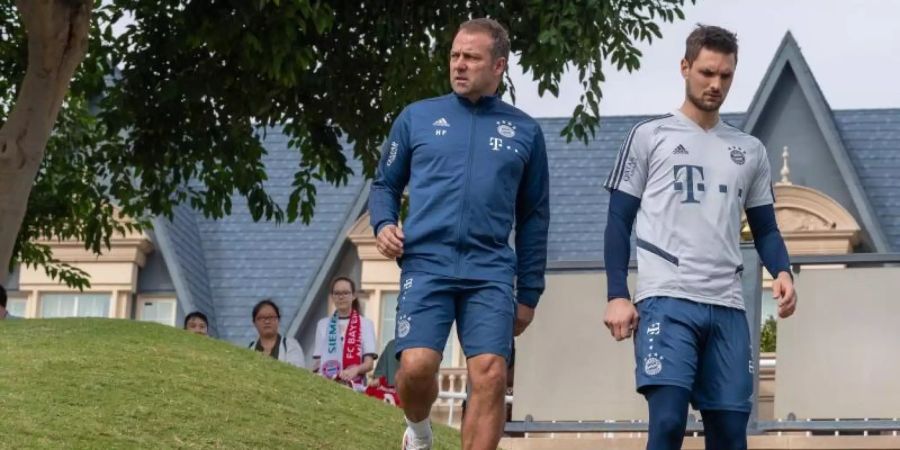 Bayern-Trainer Hansi Flick (l) und Torwart Sven Ulreich (r) im Trainingslager. Foto: Peter Kneffel/dpa