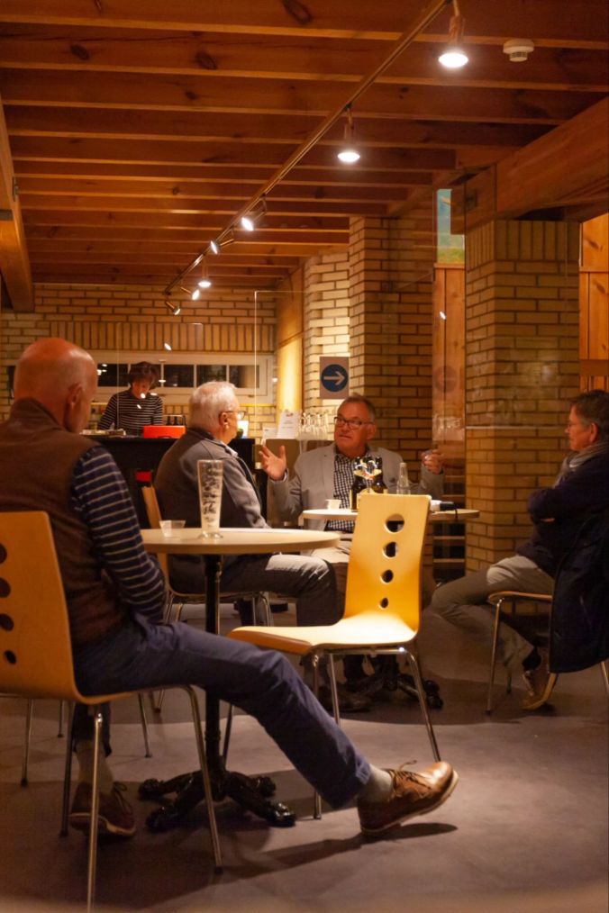 Die Gäste geniessen vor dem Konzert noch ein Bier aus der Bar im Bücheler Hus.