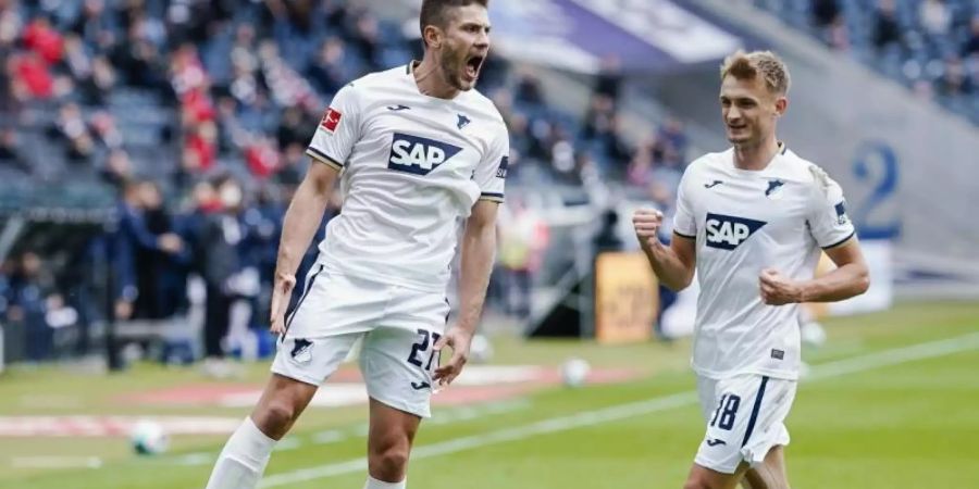 Hoffenheims Torschütze Andrej Kramaric (l) feiert sein Tor im Spiel gegen Eintracht Frankfurt. Foto: Uwe Anspach/dpa