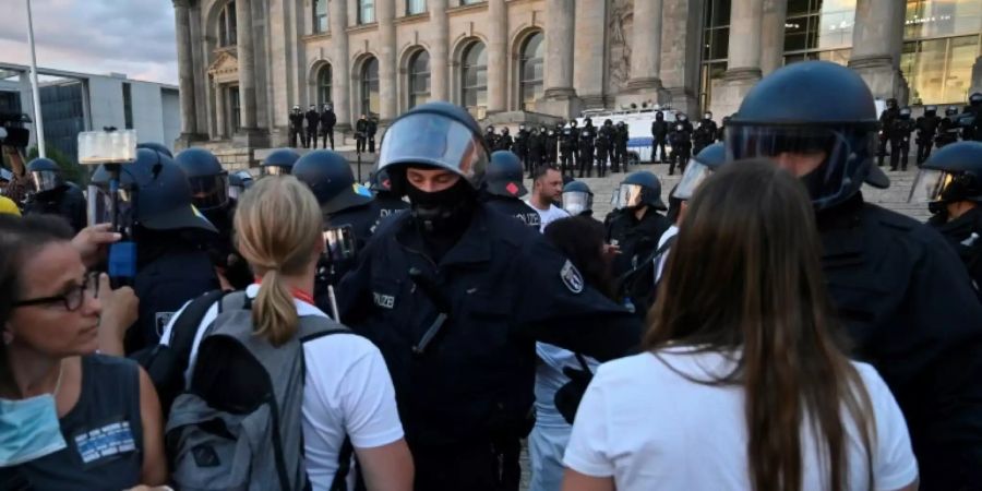 Die Polizei bei einem Einsatz vor dem Reichstag an einer Anti-Corona-Demo.