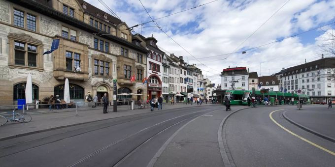 Die Tramhaltestelle «Barfüsserplatz» in Basel am Dienstag, 29. März 2016. Barfüsserplatz