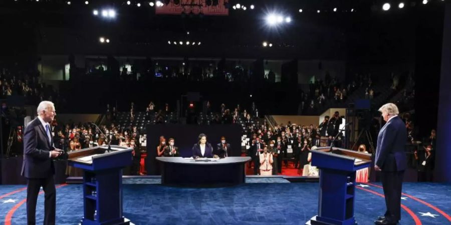 Donald Trump (r.) und Joe Biden beim letzten TV-Duell in der Belmont University. In der Mitte sitzt die Moderatorin Kristen Welker von NBC News. Foto: Jim Bourg/Reuters/AP/dpa