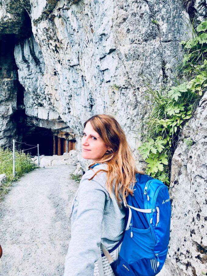 Francesca ist gerne in der schweizer Bergwelt unterwegs, hier im Appenzellerland Frau am wandern