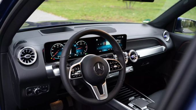 Das Cockpit kennt man aus den anderen MFA2-Modellen, es bleibt auch im GLB modern und hochwertig Mercedes-Benz GLB 200d 4Matic