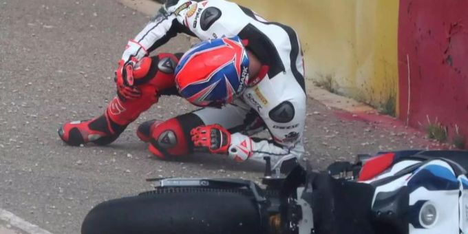 Der britische Superbike-Fahrer Tom Sykes liegt nach einem Sturz während des Tissot Superpole-Rennens im WSBK Superbike Aragon-Alcaniz auf der Motorland-Rennstrecke in Alcaniz, Spanien, 29. August 2020. BMW-Motorrad