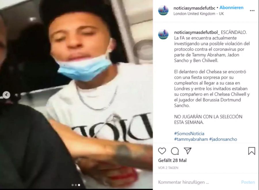 Jadon Sancho trägt an die Maske an der Party nicht so wie man eigentlich sollte.