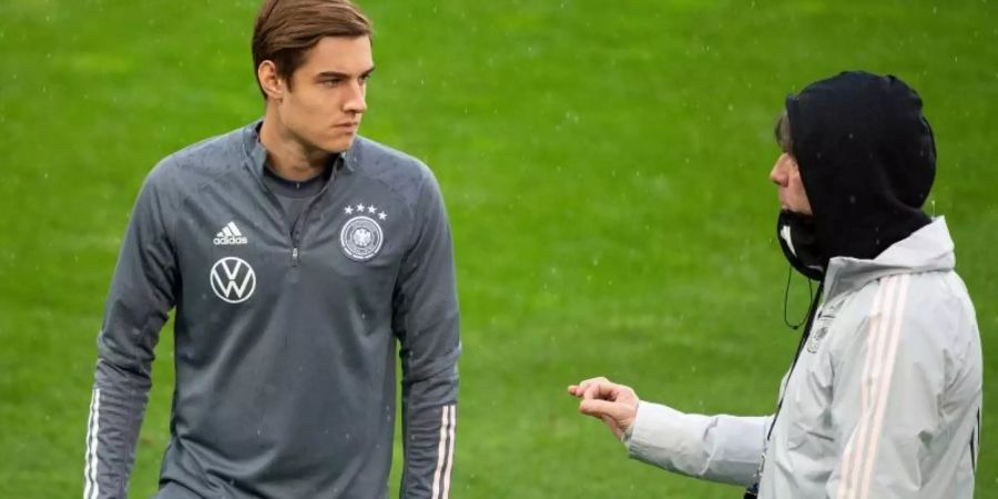 Bundestrainer Joachim Löw (r) bringt Debütant Florian Neuhaus gegen die Türkei. Foto: Federico Gambarini/dpa