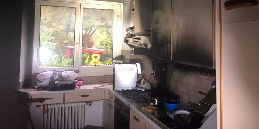 Küchenbrand in Mehrfamilienhaus