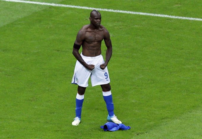 Mit dieser Pose feierte Mario Balotelli seinen Treffer im EM-Halbfinal 2012 gegen Deutschland. Mario Balotelli