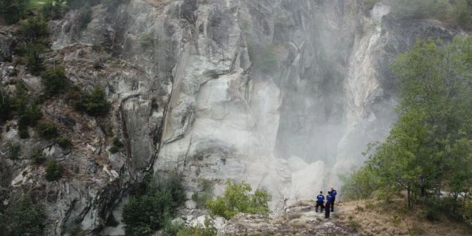 Gestein donnert herunter oberhalb des Kraftwerks in der Massaschlucht im Wallis. Gestein donnert herunter oberhalb des Kraftwerks in der Massaschlucht im Wallis.