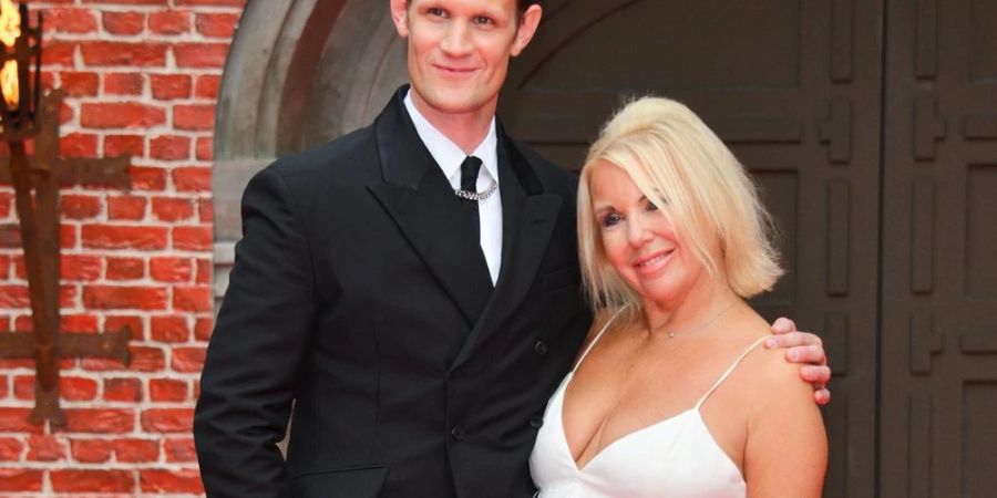 Matt Smith mit seiner Mutter Lynne Smith bei der Premiere von «House of the Dragon» am Montag in London, England.