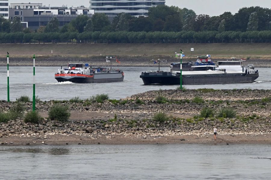 Besonders hart trifft das Niedrigwasser jedoch die Schifffahrt. Hier droht sogar ein Stillstand.