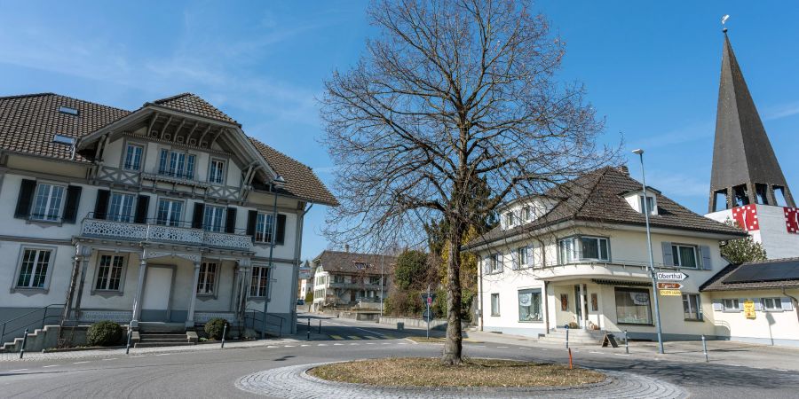 Die Gemeindeverwaltung Zäziwil und die Raiffeisenbank Kiesental der Bernstrasse 1. Ganz rechts der Turm der evangelisch-reformierten Kirche und im Vordergrund der Lindenkreisel.