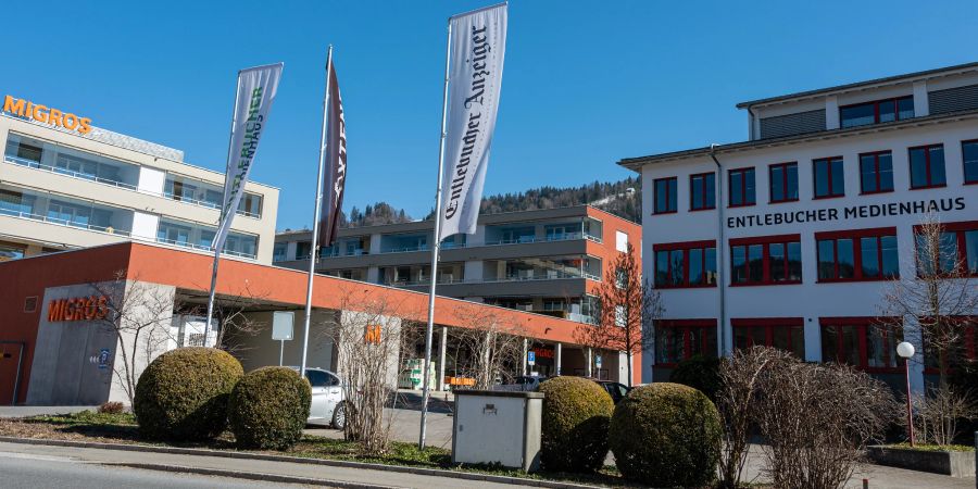 Das Entlebucher Medienhaus und eine Fahne des Entlebucher Anzeigers an der Vormüli 2 in Schüpfheim.