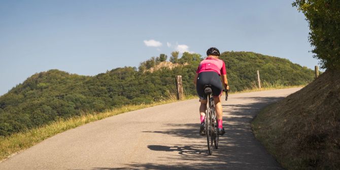 Monika Sattler auf ihrem Velo