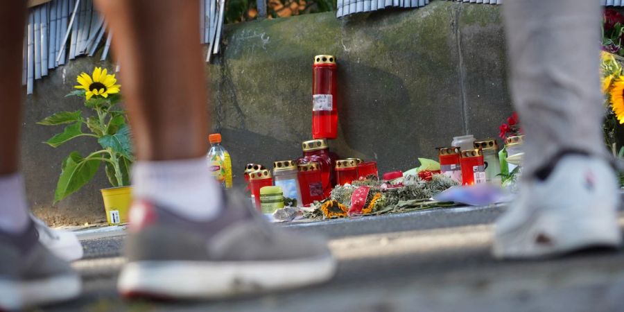 Mit Kerzen und Blumen wird des erschossenen Jugendlichen gedacht.