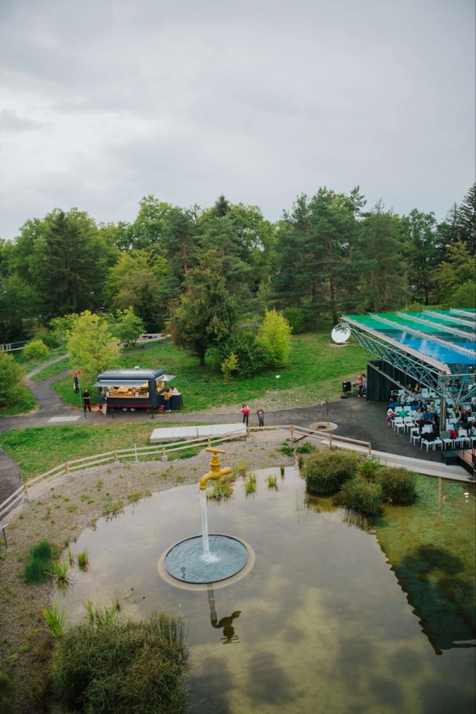 Aussicht von der Wunderbrücke auf die Parkanlage und den Eventbereich