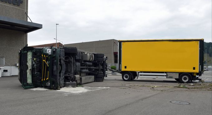 Der Lastwagenlenker wurde mit einem Rettungshelikopter ins Spital geflogen. Polizei