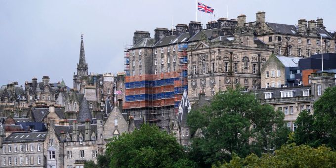 Nach dem Tod von Königin Elizabeth II. weht die Union Jack-Flagge auf Halbmast vor den Rathaus City Chambers in Edinburgh. Nach dem Tod von Königin Elizabeth II. weht die Union Jack-Flagge auf Halbmast vor den Rathaus City Chambers in Edinburgh.