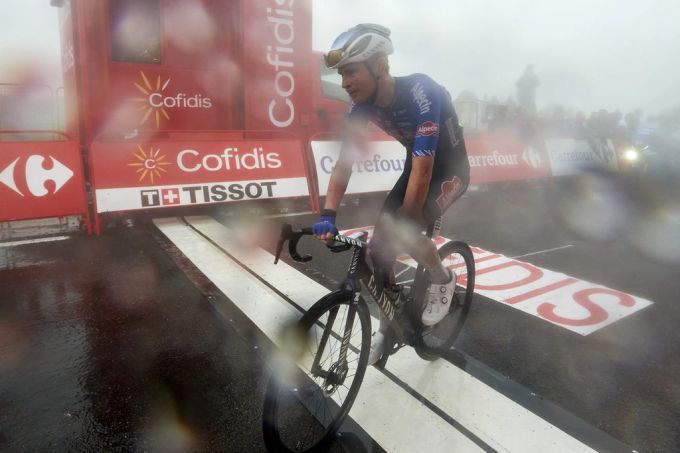 Jay Vine fährt über die Ziellinie. Knapp dahinter folgen Remco Evenepoel und Enric Mas. Jay Vine