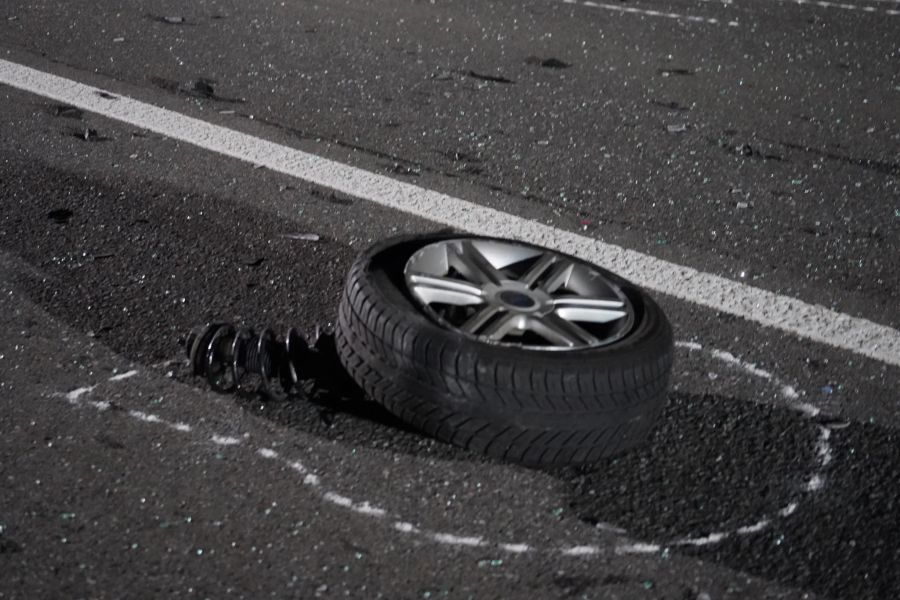 Ein verlorenes Rad liegt auf der Fahrbahn.