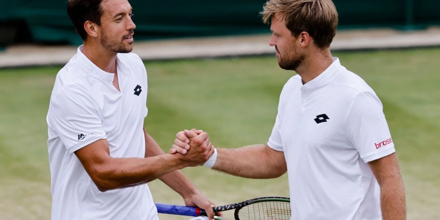 Andreas Mies (l) und Kevin Krawietz geben sich beim Grand Slam in Wimbledon die Hand.