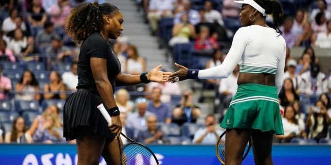 Serena Williams () und Venus Williams während des Spiels. Serena Williams () und Venus Williams während des Spiels.