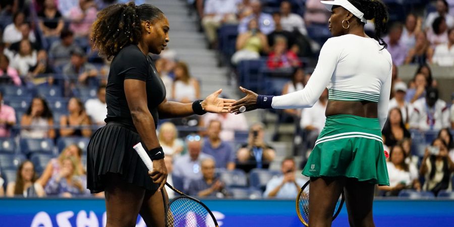 Serena Williams () und Venus Williams während des Spiels.