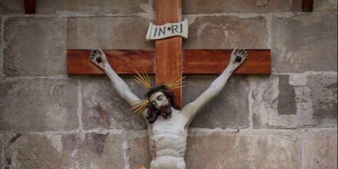 Jesus am Kreuze beim Eingang der Kathedrale von Chur. bistum chur